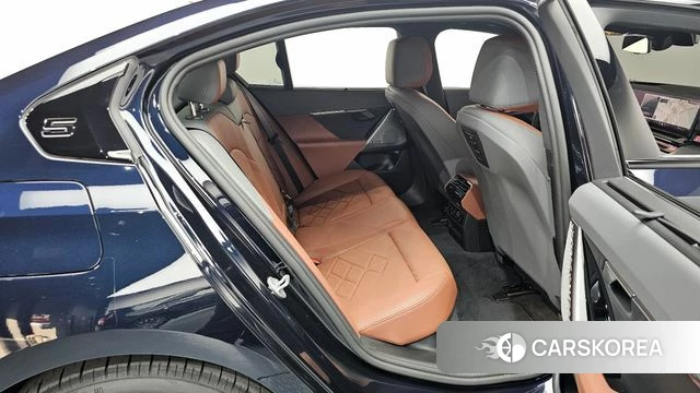 BMW 5 Series (G60) 2025 Черный из Кореи, фото 2