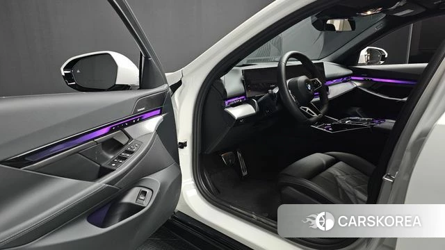 BMW 5 Series (G60) 2025 Белый из Кореи, фото 2