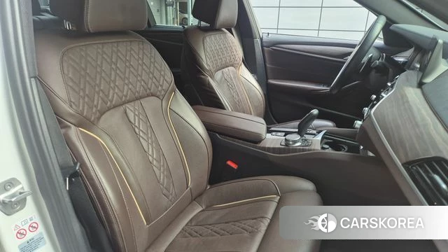 BMW 5 Series (G30) 2020 Белый из Кореи, фото 2