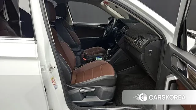 Volkswagen Tiguan Allspace 2023 Белый из Кореи, фото 2