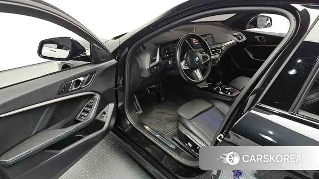 BMW 1 Series (F40) 2024 Черный из Кореи, фото 2