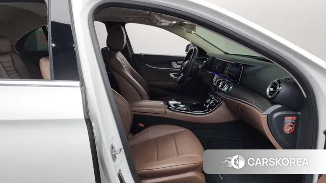 Mercedes-Benz E-Class W213 2018 Белый из Кореи, фото 2