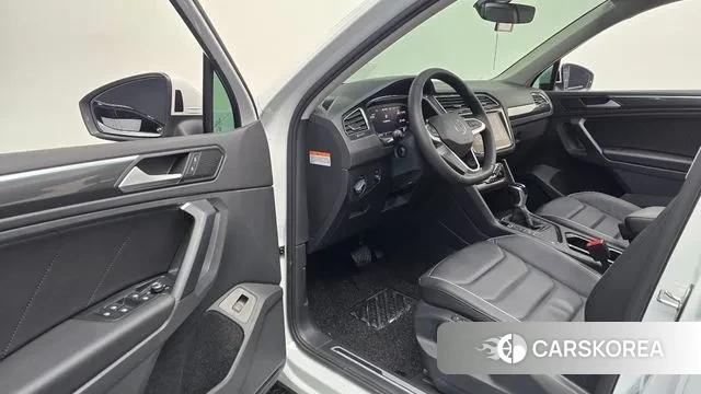 Volkswagen Tiguan second Generation 2024 Белый из Кореи, фото 2