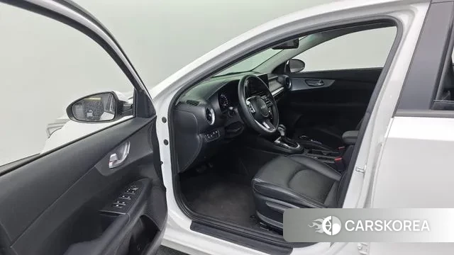 Kia The New K3 2nd generation 2022 Белый из Кореи, фото 2