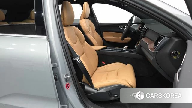 Volvo XC60 second Generation 2024 Светло-серебряный цвет из Кореи, фото 2