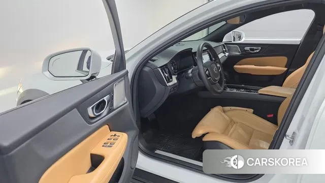Volvo V60 Cross-Country 2nd Generation 2020 Белый из Кореи, фото 2