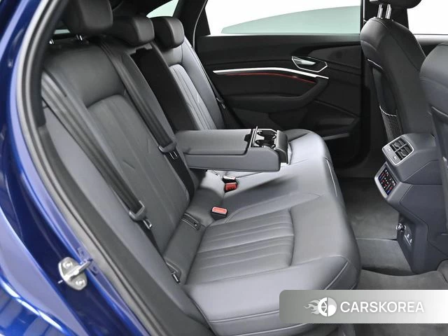 Audi e-Tron 2022 Синий из Кореи, фото 2