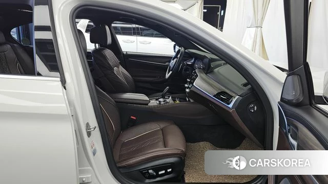 BMW 5 Series (G30) 2020 Белый из Кореи, фото 2