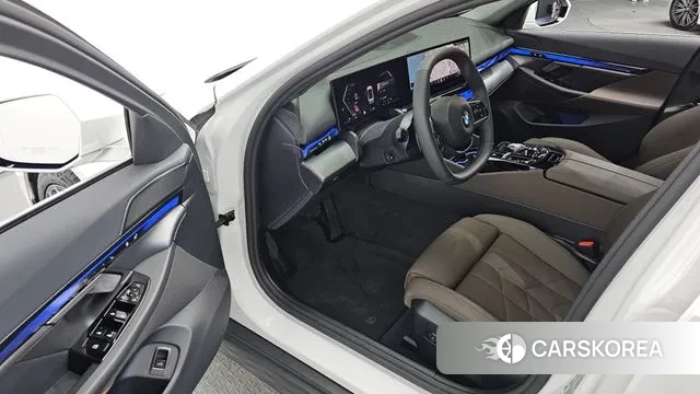 BMW 5 Series (G60) 2025 Белый из Кореи, фото 2