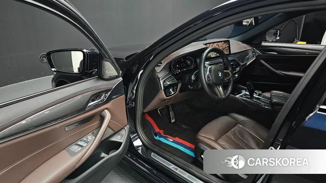 BMW 5 Series (G30) 2022 Черный из Кореи, фото 2