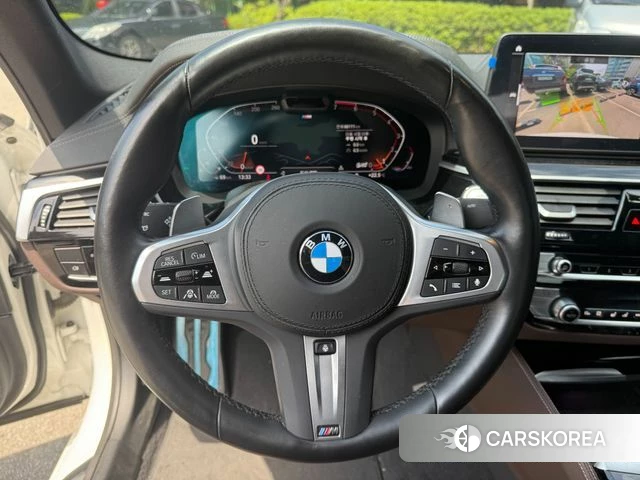 BMW 5 Series (G30) 2023 Белый из Кореи, фото 2