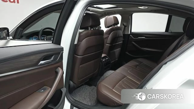 BMW 5 Series (G30) 2018 Белый из Кореи, фото 2