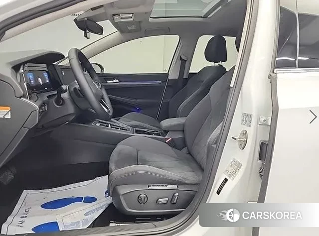 Volkswagen Golf 8th Generation 2022 Белый из Кореи, фото 2