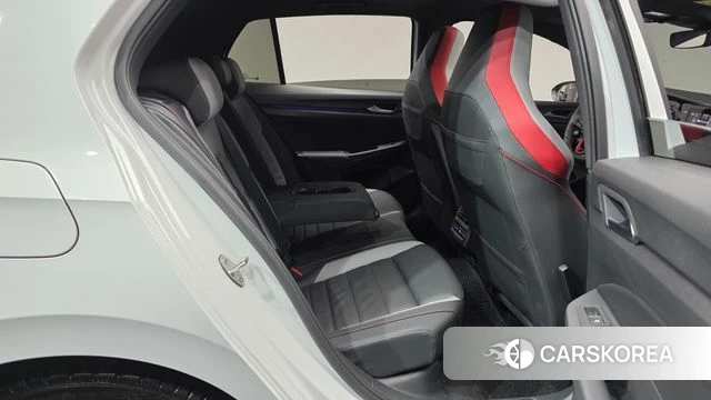 Volkswagen Golf 8th Generation 2024 Белый из Кореи, фото 2