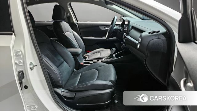 Kia The New K3 2nd generation 2022 Белый из Кореи, фото 2