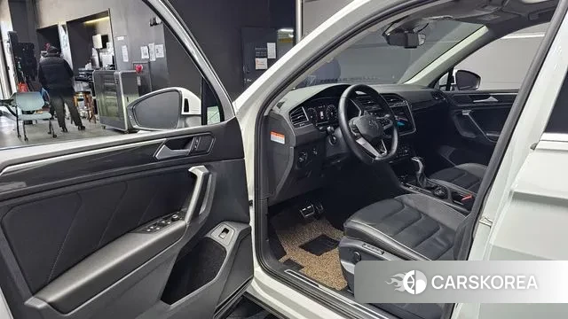 Volkswagen Tiguan second Generation 2023 Белый из Кореи, фото 2