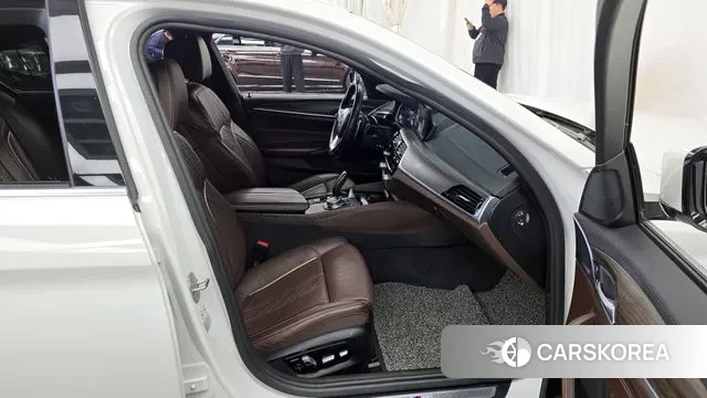 BMW 5 Series (G30) 2018 Белый из Кореи, фото 2