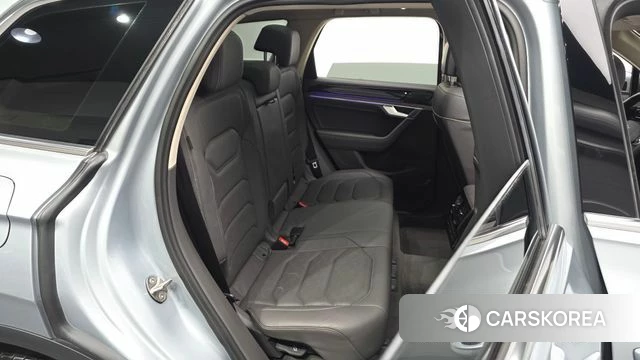 Volkswagen Touareg 3rd generation 2023 Серебряный из Кореи, фото 2