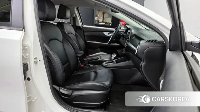 Kia The New K3 2nd generation 2021 Белый из Кореи, фото 2