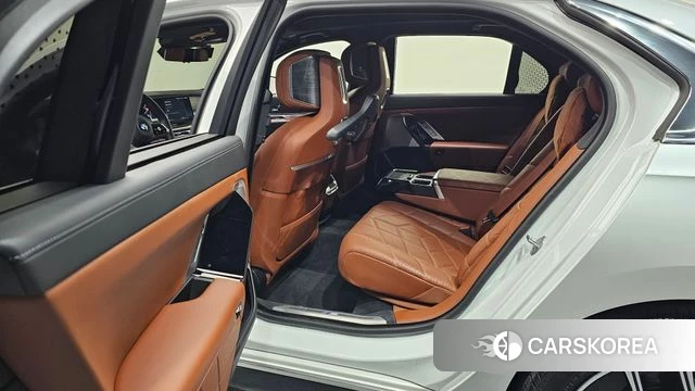 BMW 7 Series (G70) 2024 Белый из Кореи, фото 2