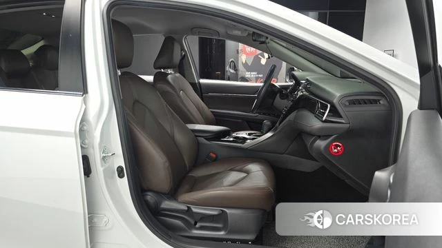 Toyota Camry (XV70) 2019 Белый из Кореи, фото 2