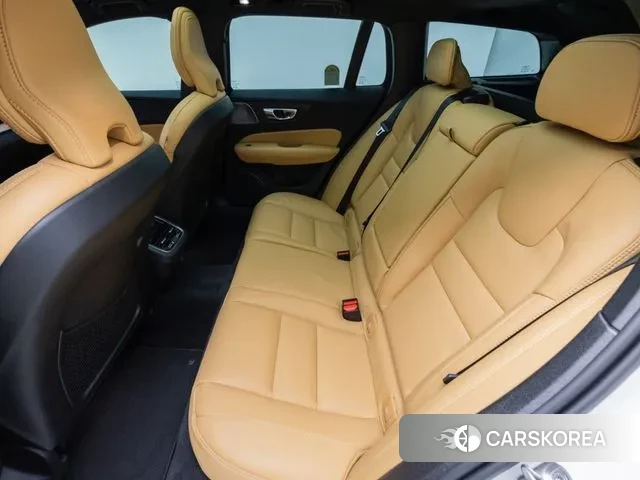 Volvo V60 Cross-Country 2nd Generation 2025 Белый из Кореи, фото 2