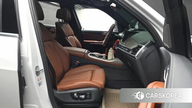 BMW X7 (G07) 2023 Белый из Кореи, фото 2
