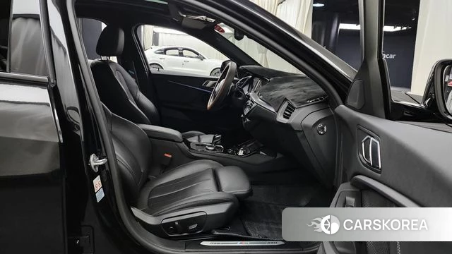 BMW 1 Series (F40) 2022 Черный из Кореи, фото 2