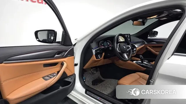 BMW 5 Series (G30) 2023 Белый из Кореи, фото 2