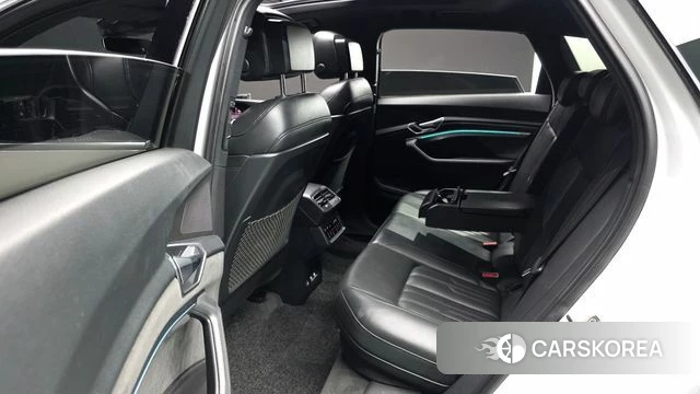 Audi e-Tron 2020 Белый из Кореи, фото 2