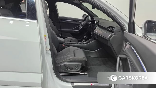 Audi Q3 (F3) 2022 Белый из Кореи, фото 2