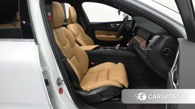Volvo XC60 second Generation 2024 Белый из Кореи, фото 2