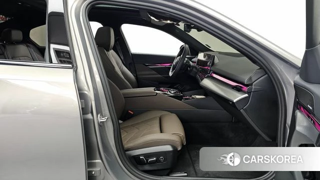 BMW 5 Series (G60) 2025 Серебристо-серый из Кореи, фото 2