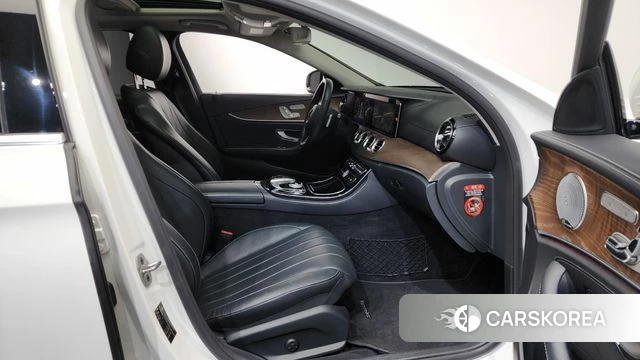 Mercedes-Benz E-Class W213 2018 Белый из Кореи, фото 2