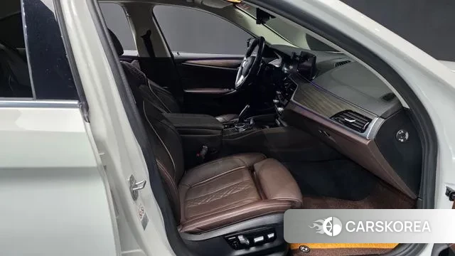 BMW 5 Series (G30) 2019 Белый из Кореи, фото 2