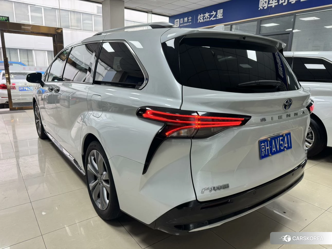 Toyota Saina 2023 Белый из Китая, фото 2
