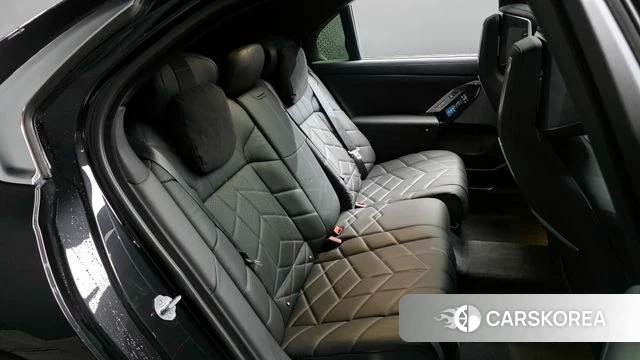 BMW 7 Series (G70) 2024 Черный из Кореи, фото 2
