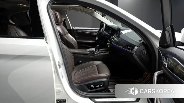 BMW 5 Series (G30) 2018 Белый из Кореи, фото 2