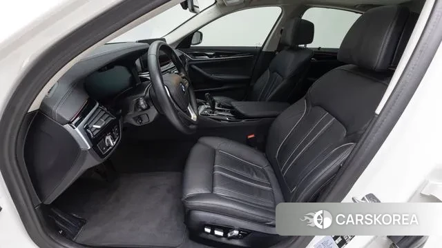 BMW 5 Series (G30) 2022 Белый из Кореи, фото 2