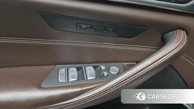 BMW 5 Series (G30) 2020 Белый из Кореи, фото 2