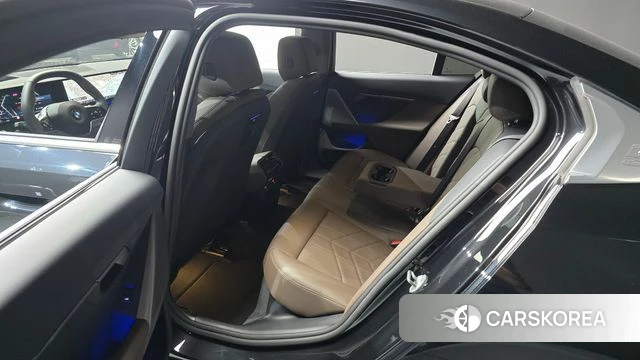 BMW 5 Series (G60) 2025 Черный из Кореи, фото 2