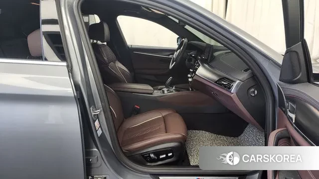 BMW 5 Series (G30) 2023 Серый из Кореи, фото 2