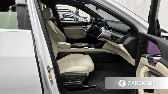 Audi e-Tron 2021 Белый из Кореи, фото 2