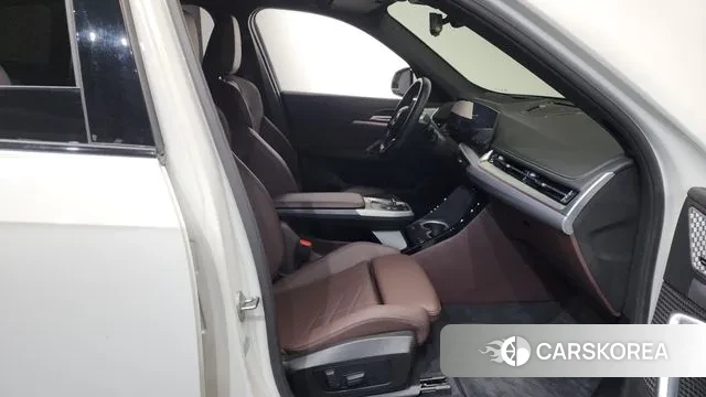 BMW iX1 (U11) 2024 Белый из Кореи, фото 2