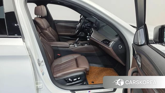 BMW 5 Series (G30) 2021 Белый из Кореи, фото 2