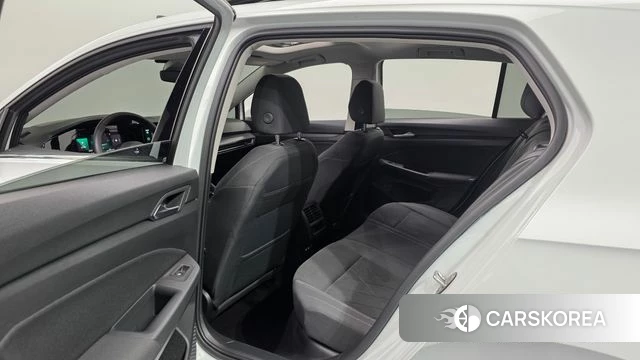 Volkswagen Golf 8th Generation 2022 Белый из Кореи, фото 2