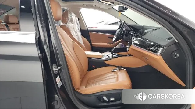 BMW 5 Series (G30) 2018 Серый из Кореи, фото 2