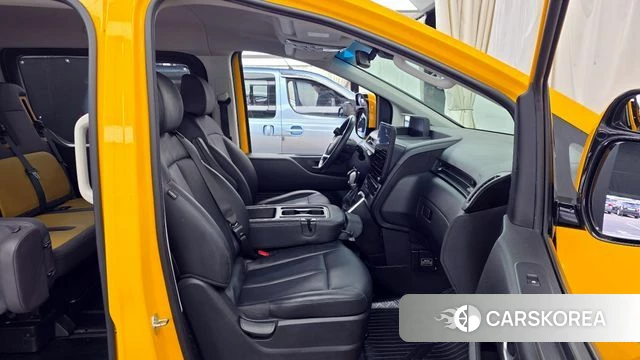 Hyundai Staria 2023 Желтый из Кореи, фото 2