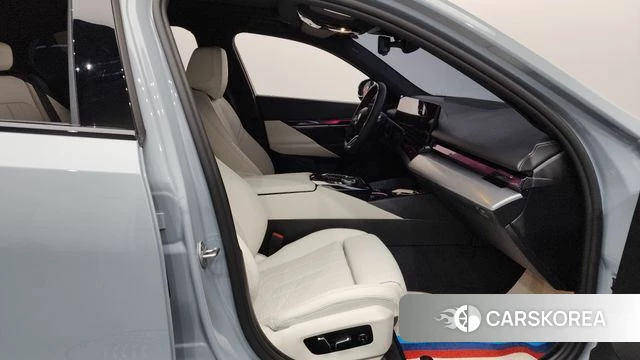 BMW 5 Series (G60) 2025 Светло-серебряный цвет из Кореи, фото 2