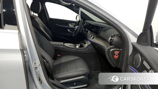 Mercedes-Benz E-Class W213 2023 Серебристо-серый из Кореи, фото 2